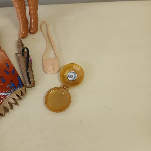 Pocahontas doll with accessories - Picture 6 of 7